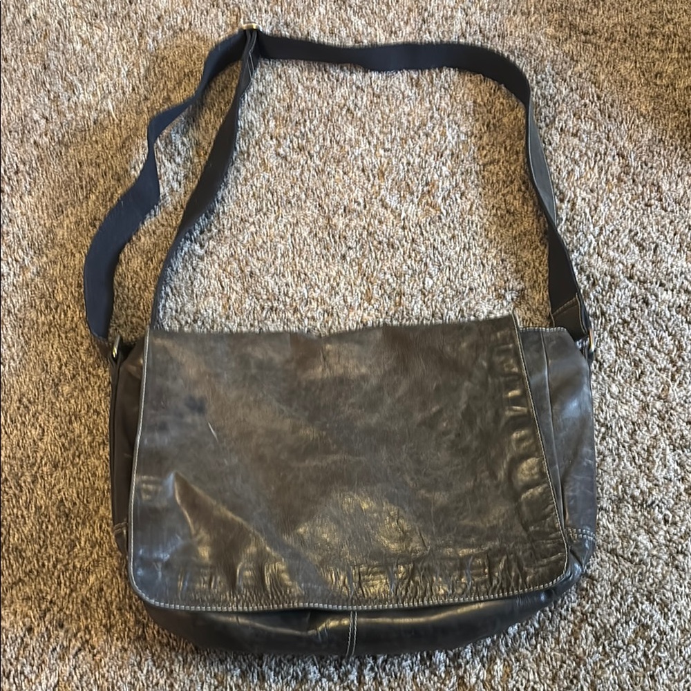 Men's Black Leather Messenger Bag
